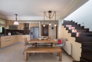 Kuchyň nebo kuchyňský kout v ubytování Elani Villa Dieci by Luxlikehome