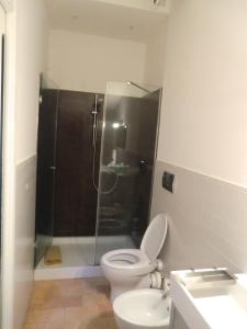 オルヴィエートにあるAppartamento Arancioのバスルーム(シャワー、トイレ、シンク付)