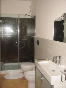 オルヴィエートにあるAppartamento Arancioのバスルーム(シャワー、トイレ、シンク付)