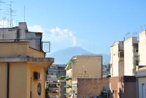 vista su una montagna da una città con edifici di B&B del Toscano a Catania