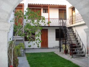 una vista exterior de una casa con una escalera de caracol en Mini Apartment with Balcony, en Arequipa