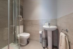 Un baño de Urban Living's - The Larkin