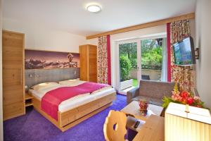 Rúm í herbergi á Hotel Talblick