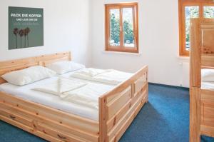 Łóżko lub łóżka w pokoju w obiekcie Gasthaus Pension Goldeck