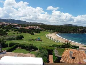 ポルト・チェルボにあるI Delfini di Cala del Faroのゴルフコースと海の景色を望めます。