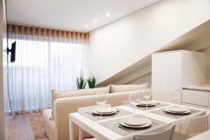 ブラガにあるBraga Center Apartments - Rua do Alcaideのリビングルーム(白いテーブル、ソファ付)
