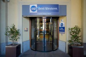 wejście do budynku z niebieskim, najlepszym zachodnim znakiem w obiekcie Best Western Crystal Palace Hotel w Turynie
