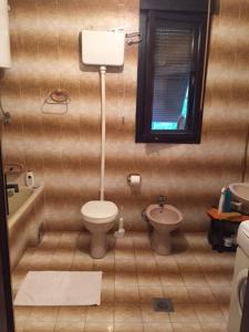 uma casa de banho com um WC e um lavatório em Rooms Ana em Kotor