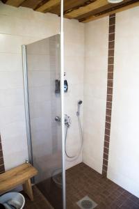 eine Dusche mit Glastür im Bad in der Unterkunft Rauhanlaakson Jokimökit in Merikarvia