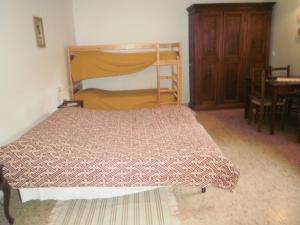 San GodenzoにあるFattoria La Germanaのベッドルーム1室(木枠のベッド1台付)