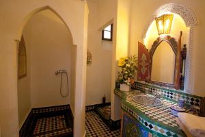 Ett badrum på Riad Fes Kettani