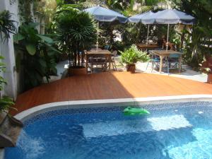 una piscina con un juguete verde en el medio en Casa Hotel Jardin Azul, en Cali