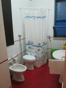 タヴィアーノにあるCasa in macchia mediterraneaのバスルーム(トイレ、洗面台付)