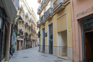 une allée vide dans une ville avec des bâtiments dans l'établissement Apartamento Ulises Suite 2, à Malaga