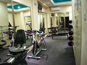 Fitness centrum a/nebo fitness zařízení v ubytování Hotel & Suites Domani