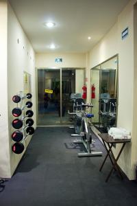 Fitness centrum a/nebo fitness zařízení v ubytování Hotel & Suites Domani