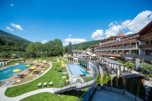 einen Luftblick auf ein Resort mit einem Pool in der Unterkunft Hotel Kronblick in Kiens