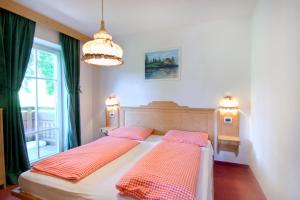 Un pat sau paturi într-o cameră la Residenz am Kaiserweg