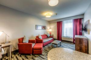uma sala de estar com um sofá e uma mesa em Staybridge Suites - University Area OSU, an IHG Hotel em Columbus