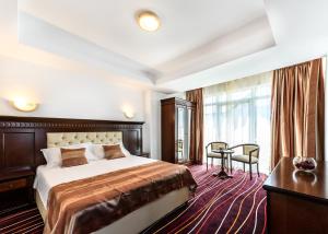 a hotel room with a bed and a desk at Marina Bay Beach Mamaia Nord in Mamaia Sat/Năvodari