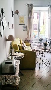 ローマにあるイルモンド ディ アメリアのリビングルーム(緑のソファ、テーブル付)