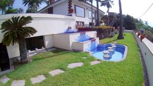 une maison avec une piscine dans la cour dans l'établissement Villa Necho, à La Orotava