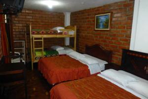 Uma ou mais camas em beliche em um quarto em Hostal Nomada
