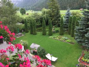 - une vue aérienne sur un jardin avec des fleurs roses dans l'établissement Appartments Stefania, à Tösens