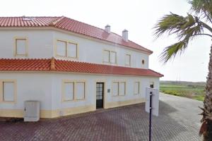 una casa blanca con una palmera delante de ella en T2 House @ Consolação Peniche, en Consolacao