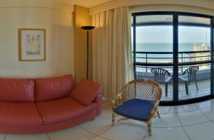 sala de estar con sofá y balcón en Praia Mansa LRM., en Fortaleza