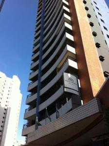 un edificio alto con un cartel delante en Praia Mansa LRM., en Fortaleza