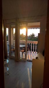 - un salon avec vue sur un balcon doté d'une table dans l'établissement Apartment Poleti, à Malinska