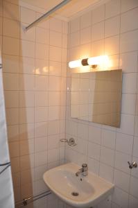 Spånhults Herrgård Hostel في Norrahammar: حمام أبيض مع حوض ومرآة