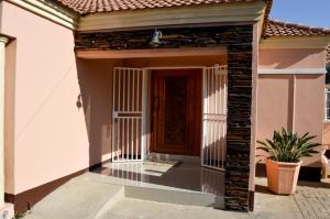 - une entrée pour une maison avec une porte dans l'établissement Golden Door Villa, à Gaborone