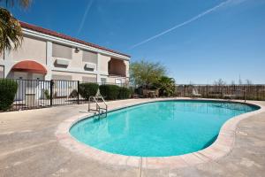 a swimming pool in front of a building at Motel 6-Apache Junction, AZ in Apache Junction