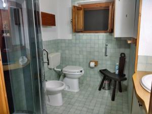 een kleine badkamer met 2 toiletten en een wastafel bij Free Zone in Annunziata