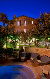 En trädgård utanför Le Castellas Hotel & SPA - TERITORIA