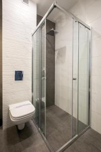 ワルシャワにあるCandy Studio Bezobsługowyのバスルーム(トイレ、ガラス張りのシャワー付)