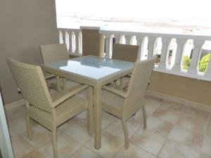 Balkon lub taras w obiekcie La Perla Beach Apt with Pool
