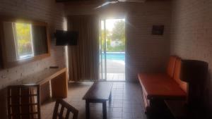 un salon avec un canapé, une table et une fenêtre dans l'établissement Paseo Vallarta, à Bucerías