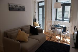 salon z kanapą i stołem w obiekcie OportoView Alegria Apartment w Porto