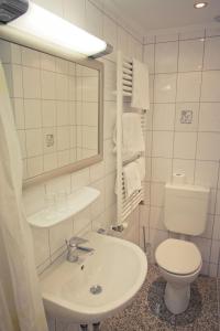 Koupelna v ubytování Hotel Weinhaus Weis