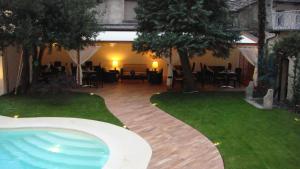 Bazén v ubytování Albergo Corona nebo v jeho okolí
