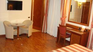 TV a/nebo společenská místnost v ubytování Albergo Corona