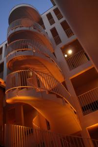 un edificio con balcones en un lateral en Temporesidence Cathedrale, en Bayona