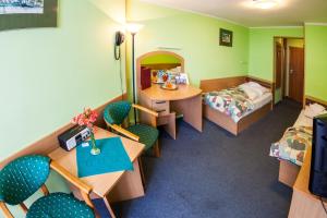 Postel nebo postele na pokoji v ubytování Hotel Jaskółka