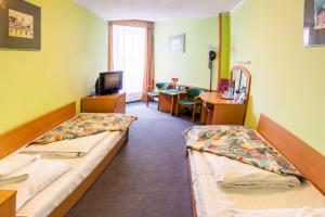 Postel nebo postele na pokoji v ubytování Hotel Jaskółka