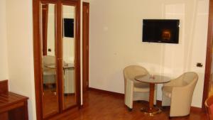TV a/nebo společenská místnost v ubytování Albergo Corona