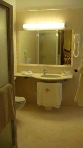 Koupelna v ubytování Albergo Corona