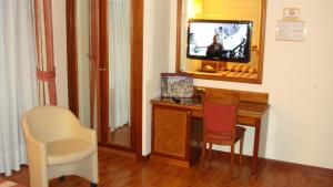 TV a/nebo společenská místnost v ubytování Albergo Corona